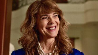 "Imagem da personagem Ana Argento (Monica Torres) em cena de Beleza Fatal, revelando segredos sobre seu marido Átila (Herson Capri)."