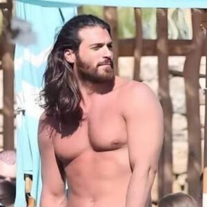 Can Yaman exibindo seu físico definido