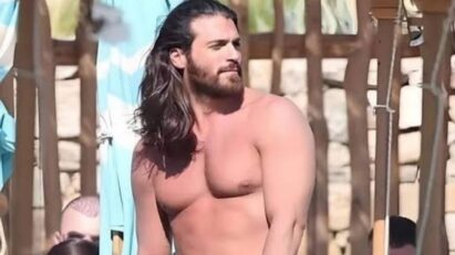 Can Yaman exibindo seu físico definido