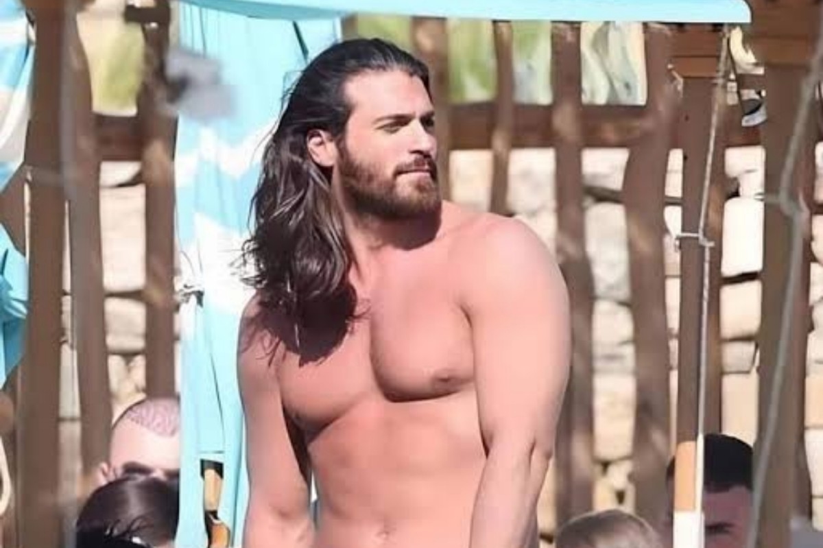 Can Yaman exibindo seu físico definido