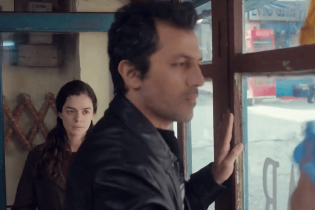 Cena de Bahar e Arif discutindo no café em Força de Mulher.