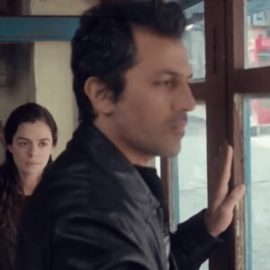 Cena de Bahar e Arif discutindo no café em Força de Mulher.