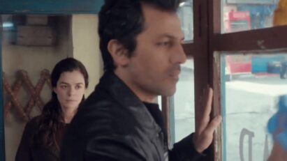 Cena de Bahar e Arif discutindo no café em Força de Mulher.