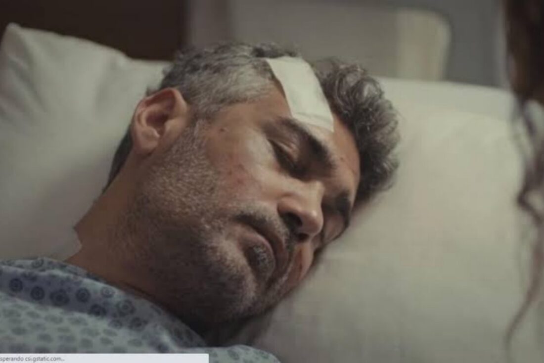 Cena de Bahar e Sarp no hospital, momentos antes da tragédia acontecer.