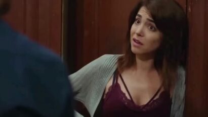 Ceyda confrontando Emre no refeitório, em cena intensa da novela Força de Mulher
