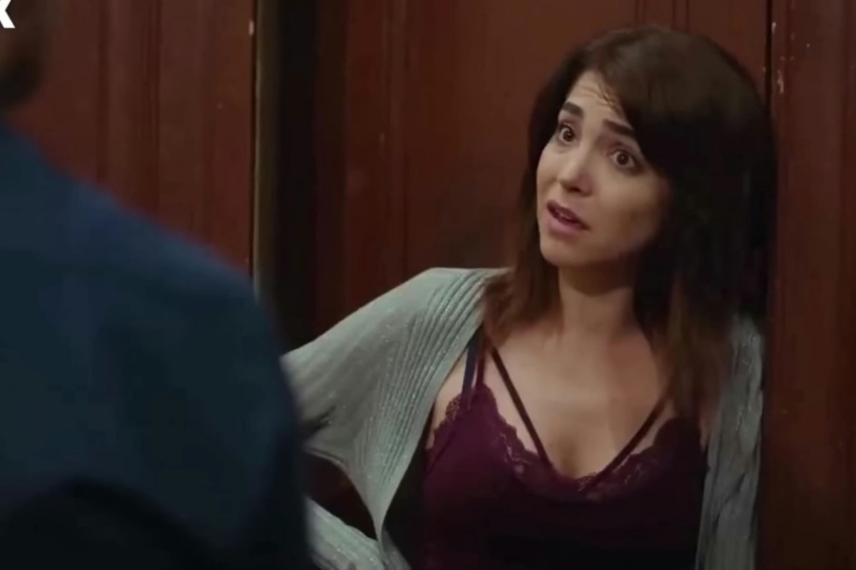 Ceyda confrontando Emre no refeitório, em cena intensa da novela Força de Mulher