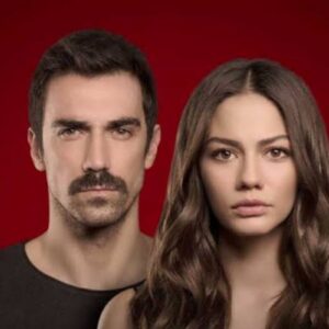 Cenas da novela "Meu Lar, Meu Destino" com os atores Demet Özdemir e Ibrahim Çelikkol.