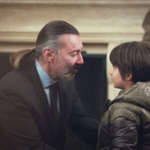 Nezir e Doruk no jardim em "Força de Mulher".