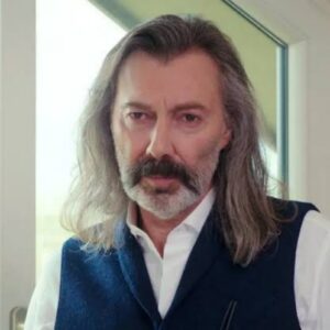 Cenas do capítulo de "Força de Mulher" com Nezir, Kismet e a polícia em momentos de tensão e ação.