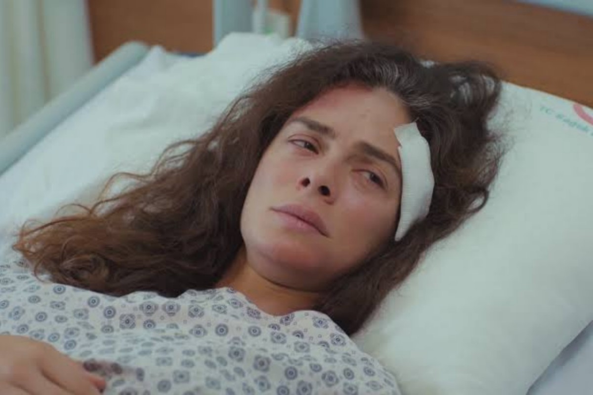 Özge Özpirinçci interpretando Bahar em "Força de Mulher"