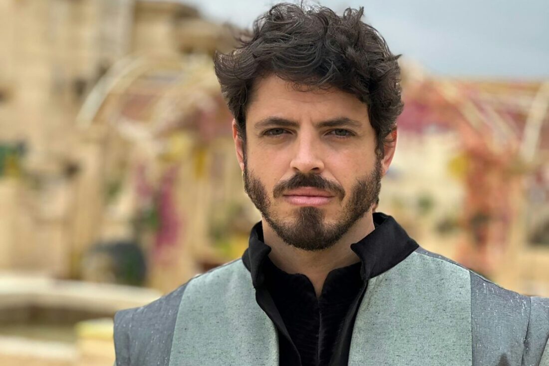 Foto de Gabriel Barreto caracterizado como Isar na novela "Reis".