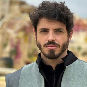 Foto de Gabriel Barreto caracterizado como Isar na novela "Reis".