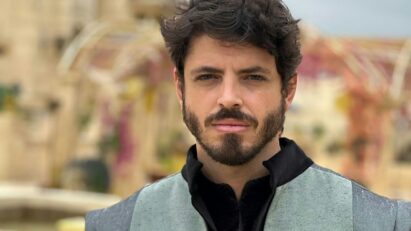 Foto de Gabriel Barreto caracterizado como Isar na novela "Reis".