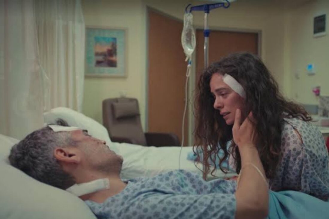 Imagem de Bahar e Sarp se reconciliando, cheios de emoção e esperança.
