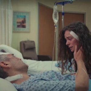 Imagem de Bahar e Sarp se reconciliando, cheios de emoção e esperança.