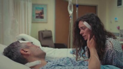 Imagem de Bahar e Sarp se reconciliando, cheios de emoção e esperança.
