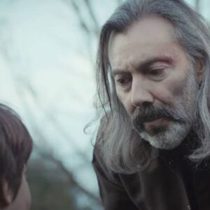 Nezir e Doruk juntos em uma cena tensa da novela Força de Mulher, enquanto Sarp observa tudo com medo.