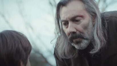 Nezir e Doruk juntos em uma cena tensa da novela Força de Mulher, enquanto Sarp observa tudo com medo.