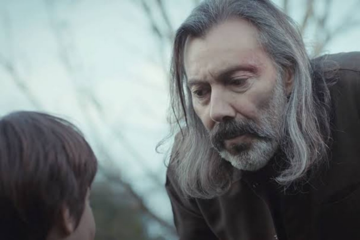 Nezir e Doruk juntos em uma cena tensa da novela Força de Mulher, enquanto Sarp observa tudo com medo.