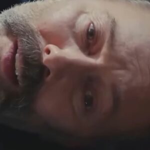 Nezir caído no chão após ser baleado.