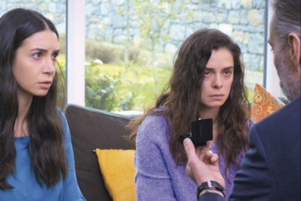 Nezir fazendo a proposta para Bahar e Piril em Força de Mulher