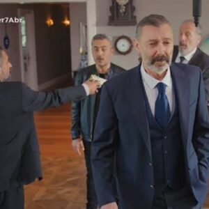 "Momento em que Hazin aponta a arma para Nezir na novela Força de Mulher."