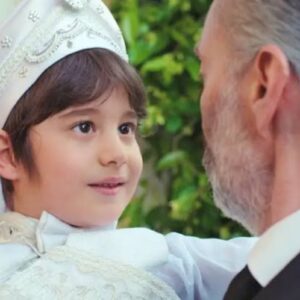 Nezir surpreende ao aparecer na festa de circuncisão de Doruk em Força de Mulher.