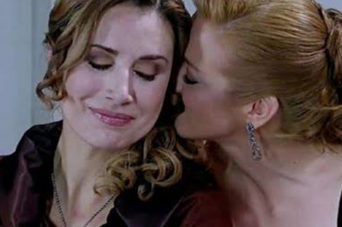 Renata descobre que Regina é sua mãe biológica
