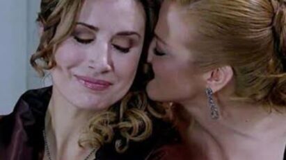 Renata descobre que Regina é sua mãe biológica