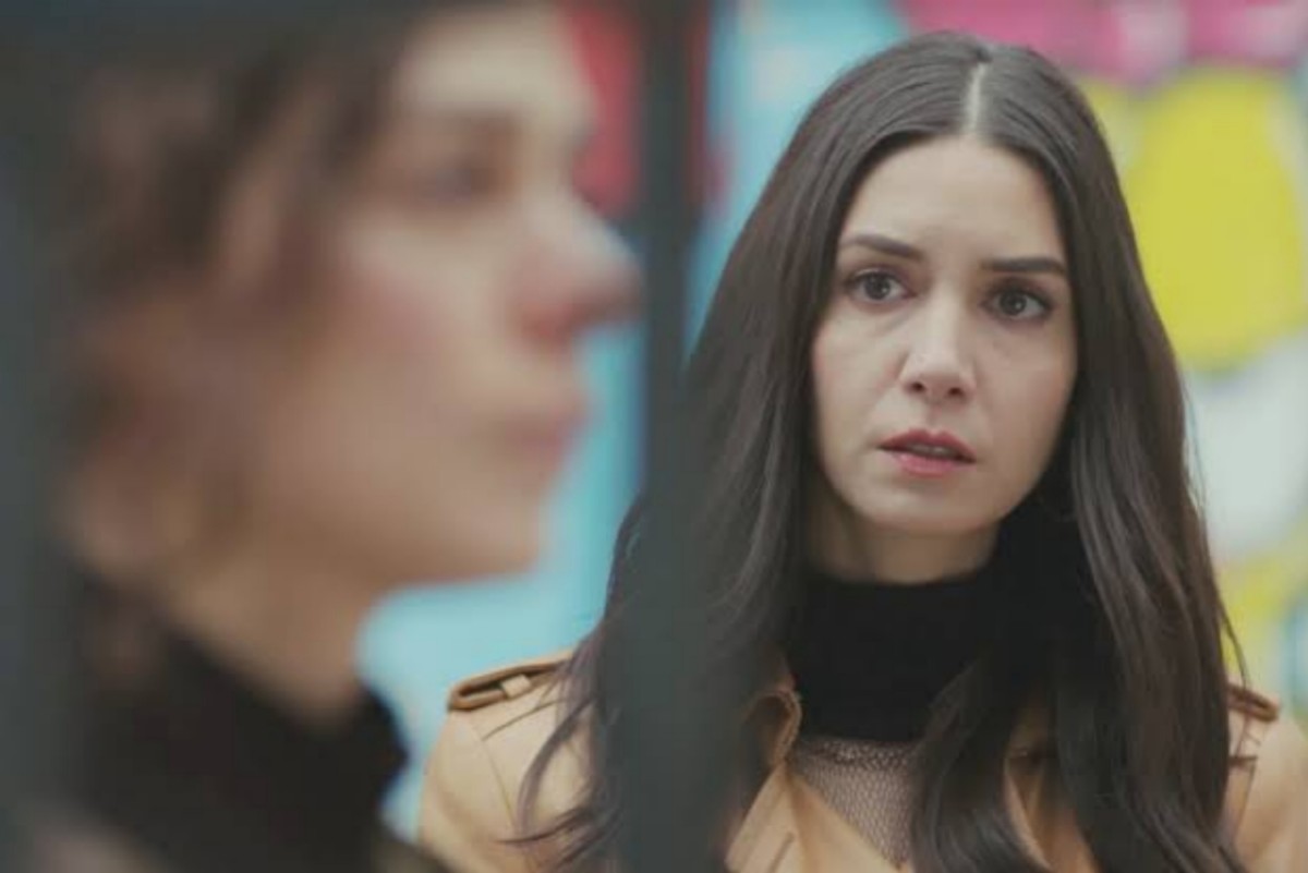 Cenas do capítulo de Força de Mulher com Bahar e Piril em momentos de tensão e emoção