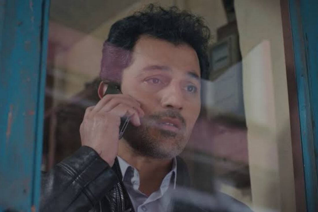 Arif observando Bahar e Sarp de mãos dadas em "Força de Mulher".