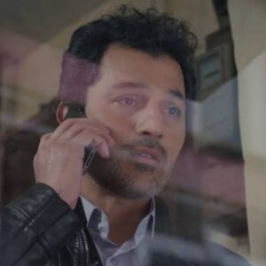 Arif observando Bahar e Sarp de mãos dadas em "Força de Mulher".