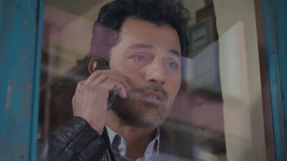 Arif observando Bahar e Sarp de mãos dadas em "Força de Mulher".