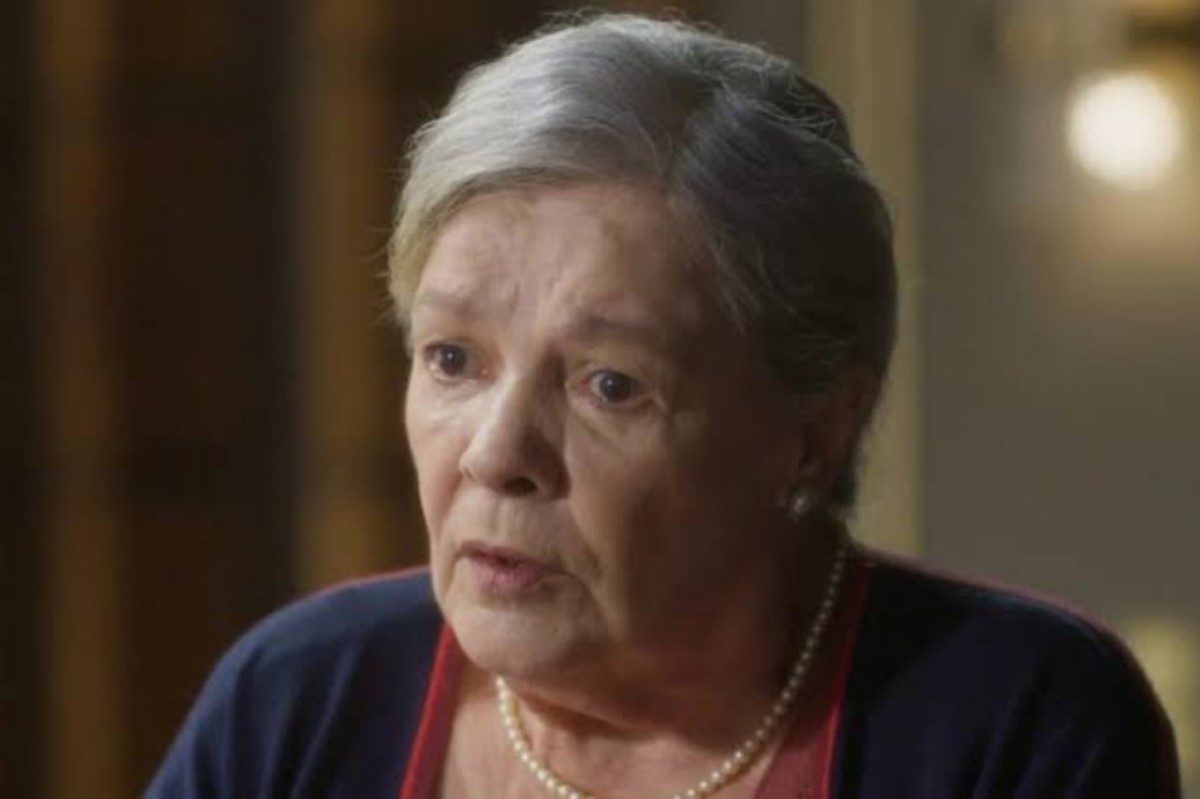 Arlete chorando ao receber notícia devastadora (Imagem: Reprodução/TV Globo)