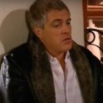 Augusto com expressão de fúria ao saber que foi denunciado.