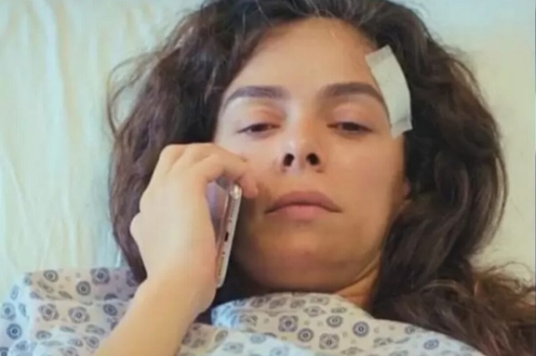 Bahar emocionada ao telefone ao receber a notícia sobre a matrícula dos filhos, cena da novela Força de Mulher.