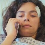 Bahar emocionada ao telefone ao receber a notícia sobre a matrícula dos filhos, cena da novela Força de Mulher.