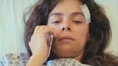 Bahar emocionada ao telefone ao receber a notícia sobre a matrícula dos filhos, cena da novela Força de Mulher.