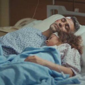 Bahar e Sarp deitados juntos no hospital, demonstrando reconciliação