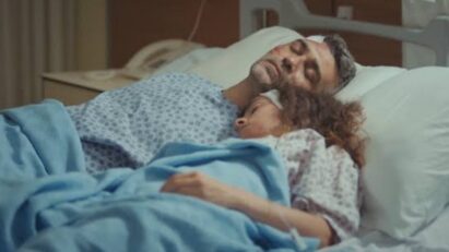 Bahar e Sarp deitados juntos no hospital, demonstrando reconciliação