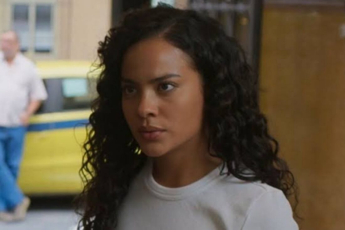 "Maria de Fátima (Bella Campos) chora após ser humilhada por César em cena de Vale Tudo"