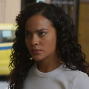 "Maria de Fátima (Bella Campos) chora após ser humilhada por César em cena de Vale Tudo"