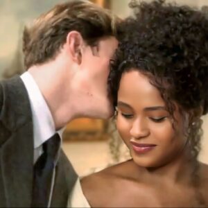 Beatriz e Beto se encaram intensamente antes de se beijarem em cena romântica da novela Garota do Momento.