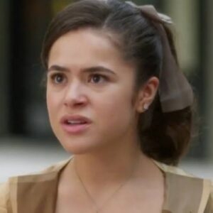 alt="Maisa interpretando Bia chocada com a revelação em Garota do Momento"