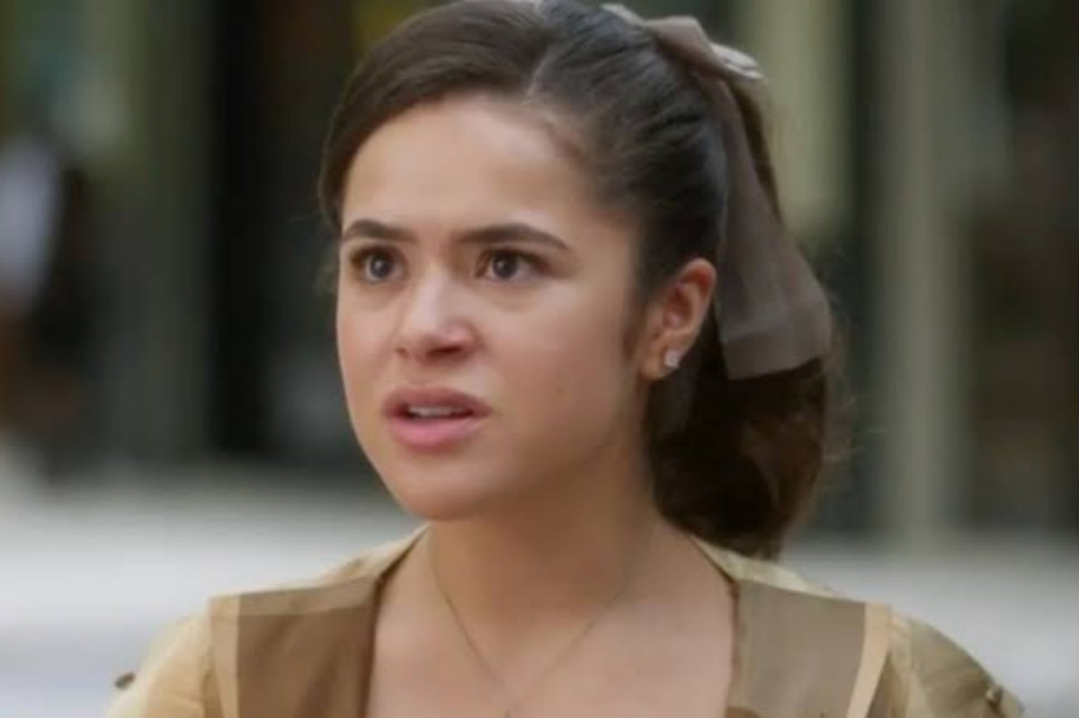 alt="Maisa interpretando Bia chocada com a revelação em Garota do Momento"