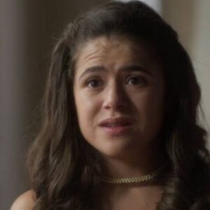 Bia (Maisa) chorando, demonstrando sua tristeza e isolamento na novela Garota do Momento