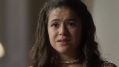 Bia (Maisa) chorando, demonstrando sua tristeza e isolamento na novela Garota do Momento