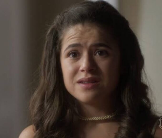 Bia (Maisa) chorando, demonstrando sua tristeza e isolamento na novela Garota do Momento