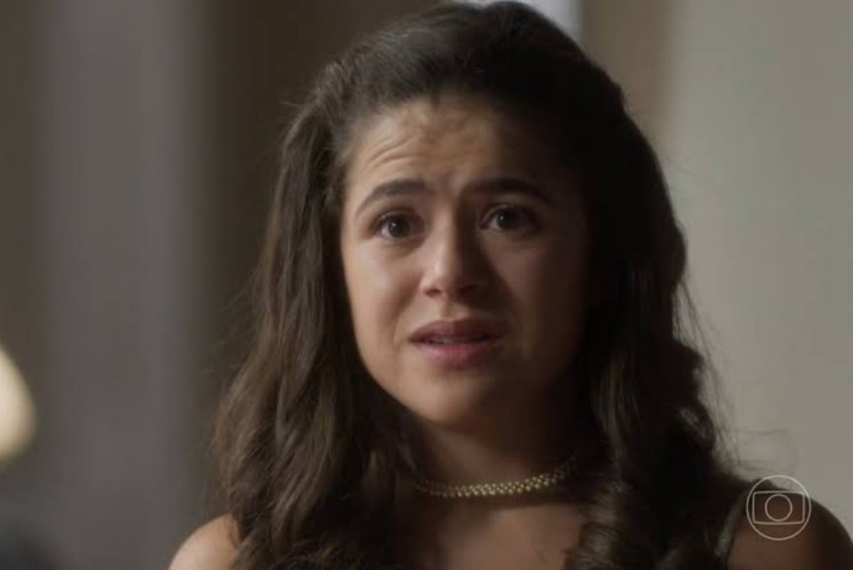 Bia (Maisa) chorando, demonstrando sua tristeza e isolamento na novela Garota do Momento