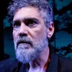 Foto de Caner Cindoruk com expressão séria e charmosa, representando o galã turco.